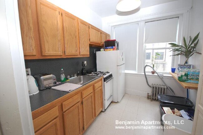 1682 Commonwealth Ave, Unit 32 in Boston, MA - Building Photo - Building Photo