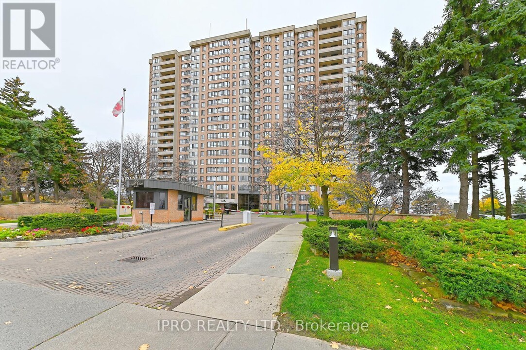 100-100 County Ct Blvd in Brampton, ON - Building Photo