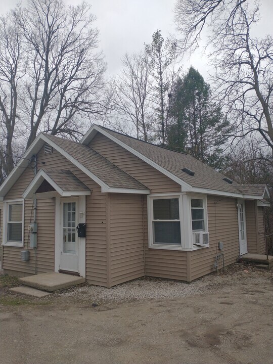 230 Jackson Ave, Unit half in Charleston, IL - Building Photo