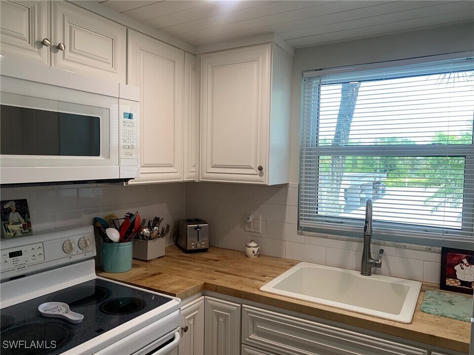 1724 Pine Valley Dr in Ft. Myers, FL - Building Photo