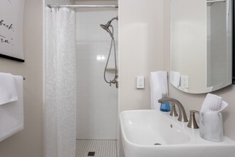 9426 N Edison St, Unit 1 in Portland, OR - Building Photo - Building Photo