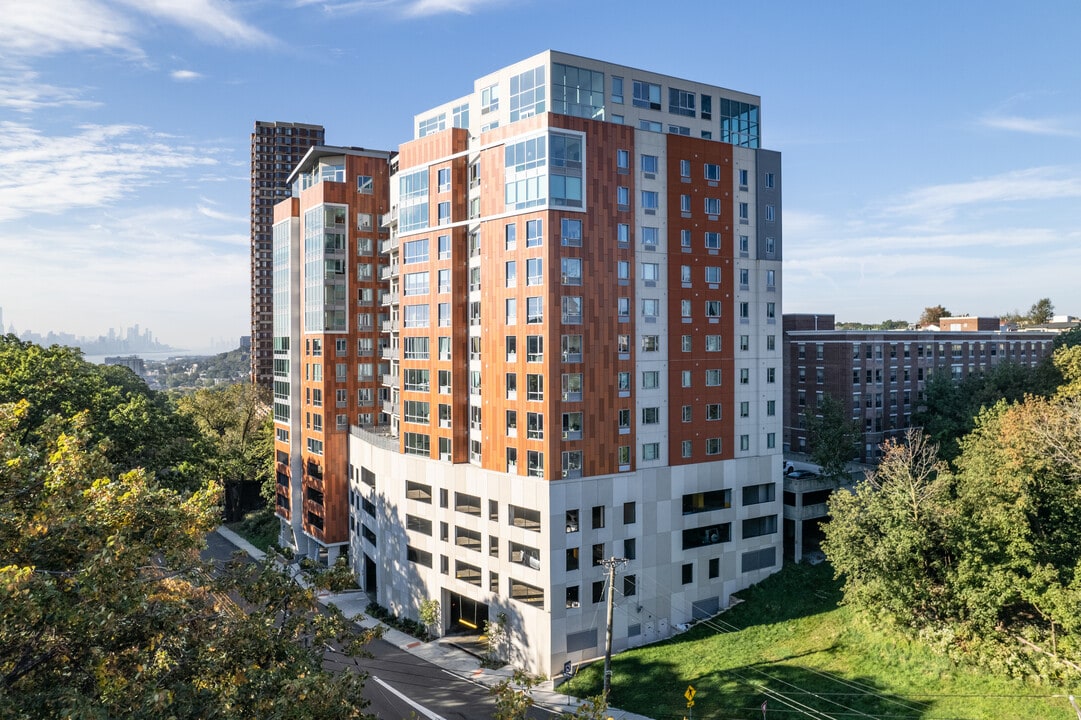 The Pinnacle in Fort Lee, NJ - Building Photo