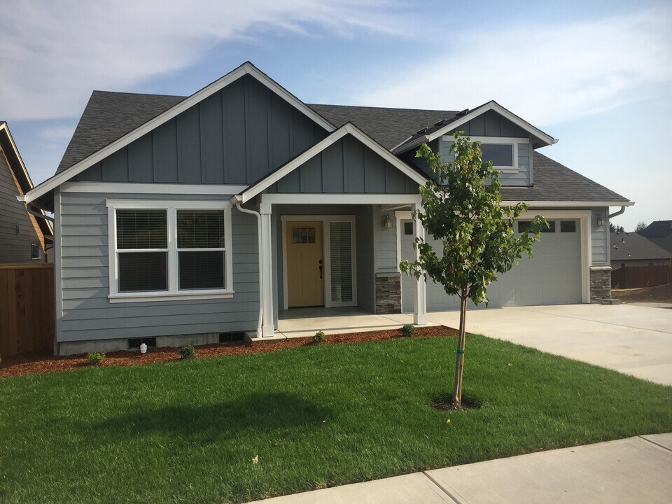 547 NE Fern Ave in Dallas, OR - Building Photo