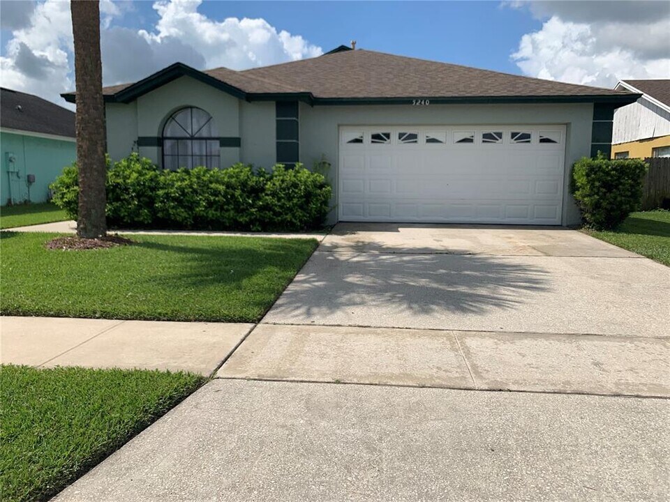 5240 Lonesome Dove Dr in Kissimmee, FL - Building Photo