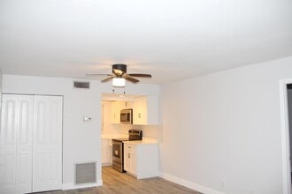 230 Lake Frances Dr in West Palm Beach, FL - Building Photo - Building Photo