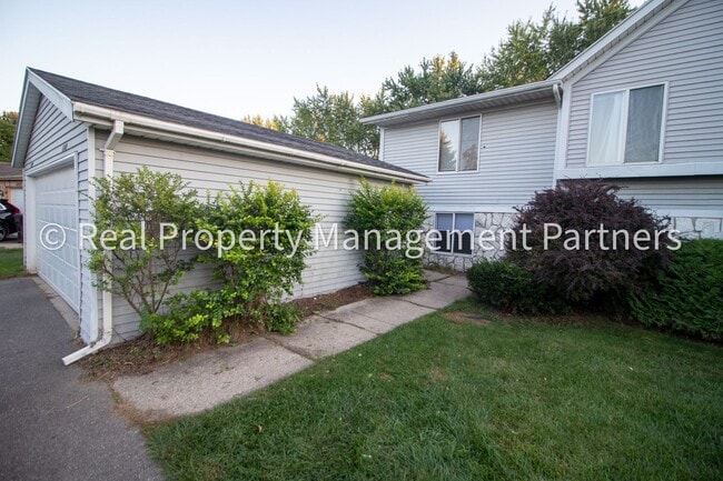 4749 Circle Shore Dr SE in Kentwood, MI - Building Photo - Building Photo