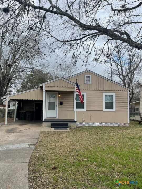 1506 E Mistletoe Ave in Victoria, TX - Building Photo