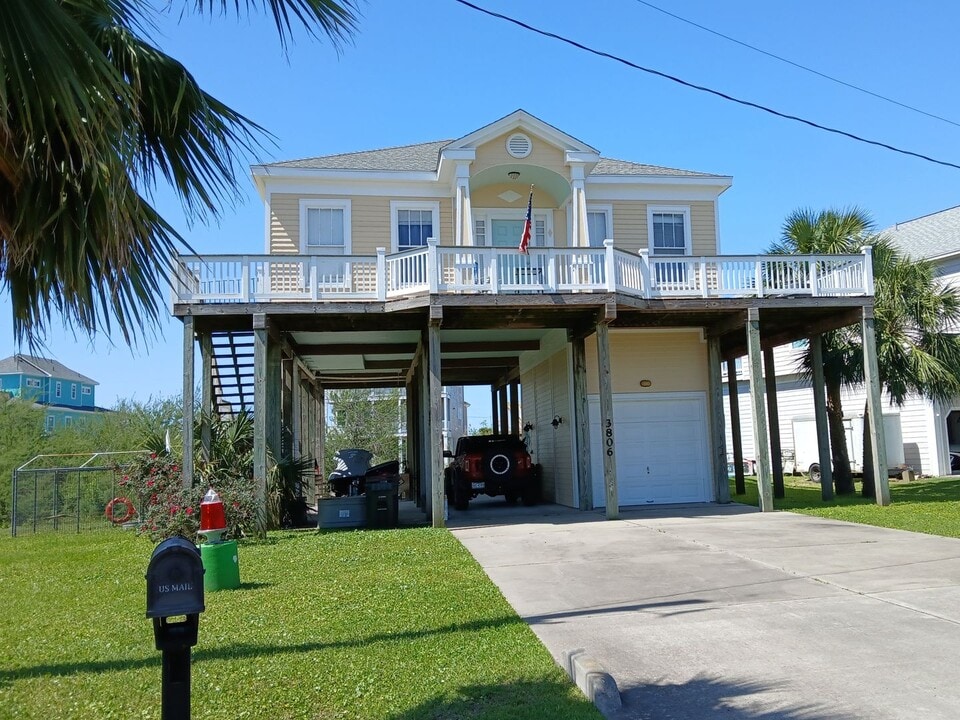 3806 Las Palmas St in Galveston, TX - Building Photo