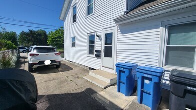 9 Maple St, Unit 9 Maple Street Fl 2 in Cumberland, RI - Building Photo - Building Photo