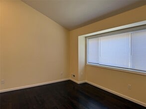 11 Holle Pl in Carle Place, NY - Building Photo - Building Photo