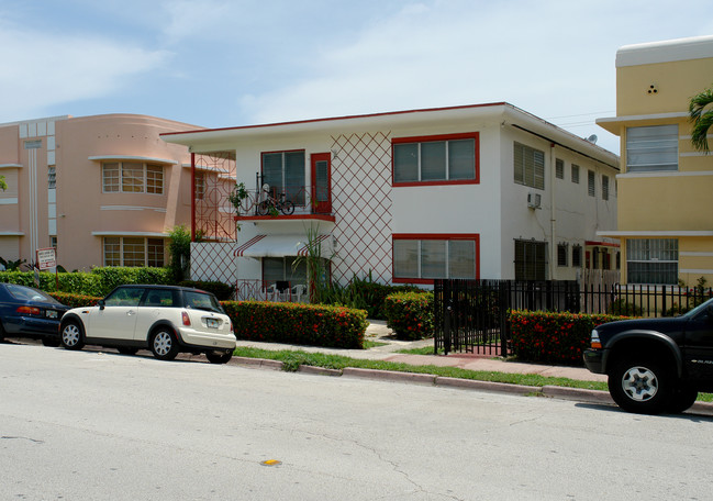 Mark's Garden Apartments in Miami Beach, FL - Building Photo - Building Photo