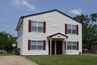 Crossroads Townhomes in Norfolk, VA - Building Photo - Building Photo