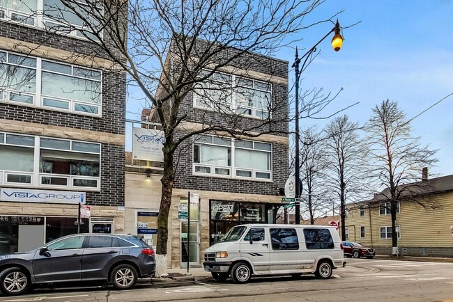 2325 W Taylor St in Chicago, IL - Building Photo - Building Photo