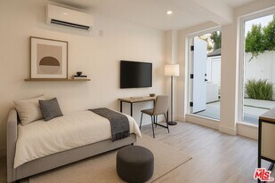 4297 Tujunga Ave in Los Angeles, CA - Building Photo