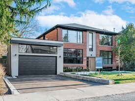 157 Roslin Ave in Toronto, ON - Building Photo