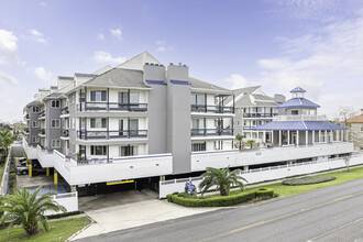 Pontchartrain Place Condominiums in Metairie, LA - Foto de edificio - Building Photo