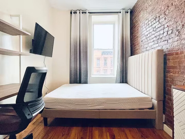 Furnished room/NOT APARTMENT in Brooklyn, NY - Foto de edificio - Building Photo