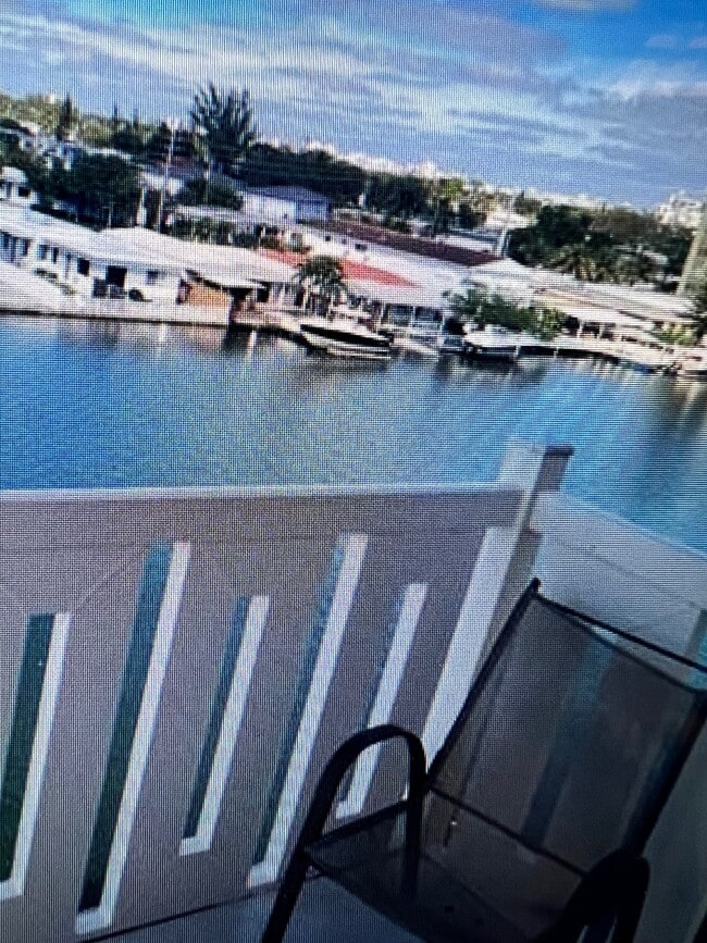 7900 Tatum Waterway Dr, Unit 503 in Miami, FL - Building Photo - Building Photo