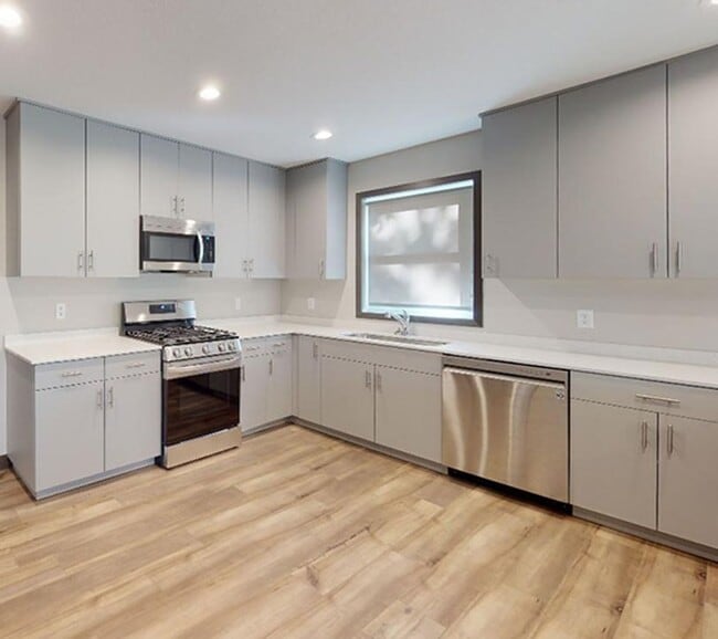 2116 Como Ave SE in Minneapolis, MN - Building Photo - Building Photo