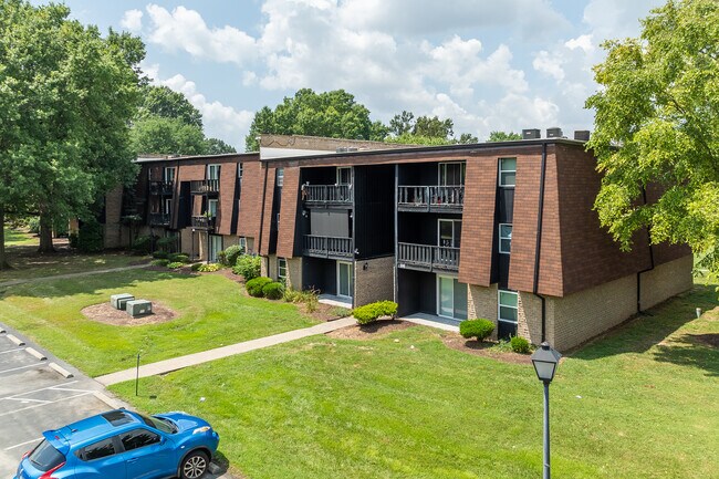 The Lodge Condominiums in Louisville, KY - Building Photo - Building Photo