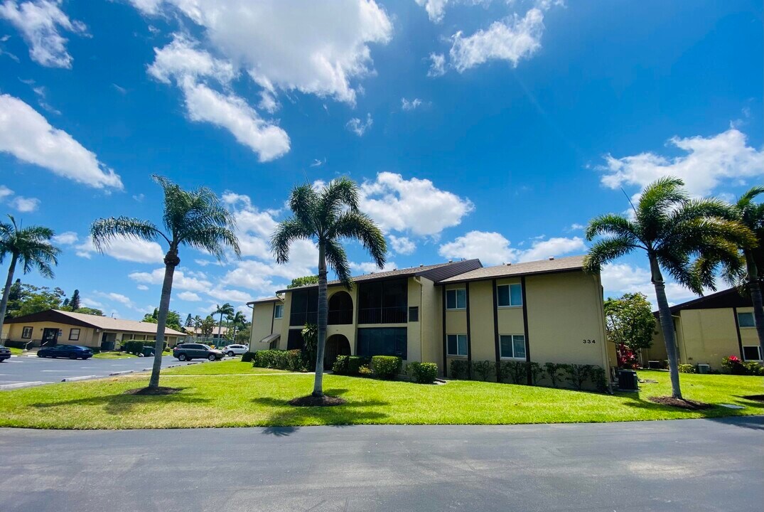 334 Pine Ridge Cir in Greenacres, FL - Building Photo