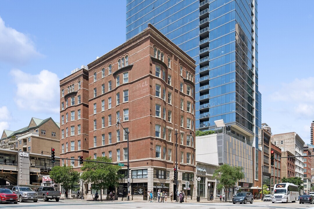 30 E Roosevelt Rd in Chicago, IL - Building Photo
