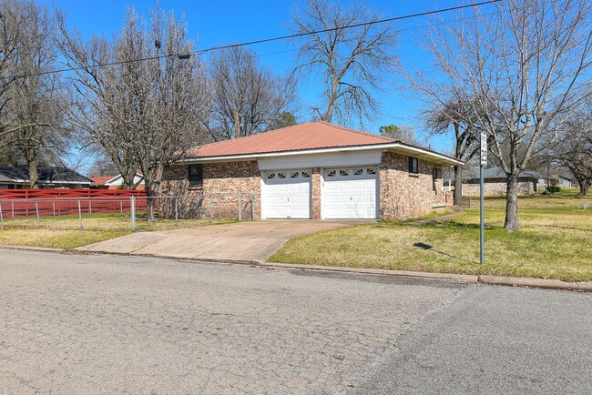 1806 Culver St in Commerce, TX - Building Photo - Building Photo