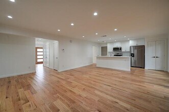 10606 Royalwood Dr in Dallas, TX - Building Photo - Building Photo