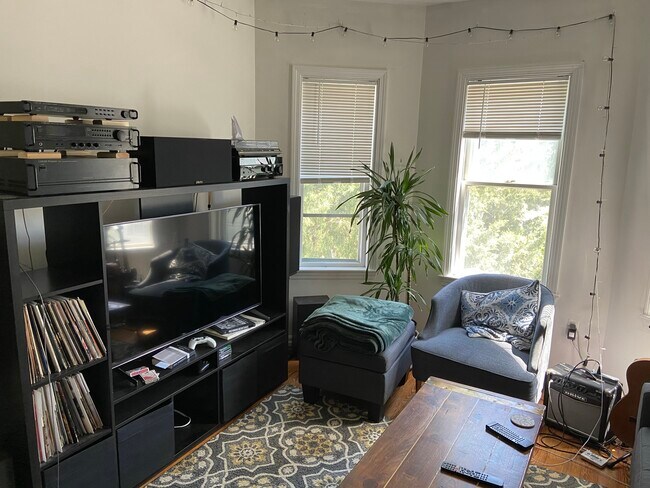 26 Haskell St, Unit 1 in Boston, MA - Building Photo - Building Photo