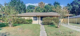 1003 Wilson Dr in Gulfport, MS - Building Photo