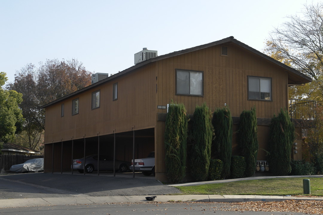 3352 R St in Merced, CA - Foto de edificio