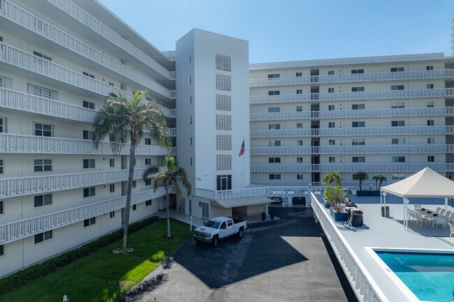Lake Harbour Towers South in Lake Park, FL - Building Photo - Building Photo