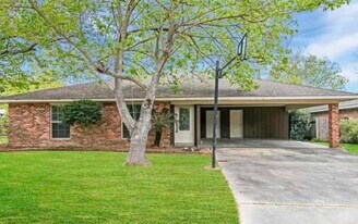 403 Yvette Marie Dr in Lafayette, LA - Building Photo