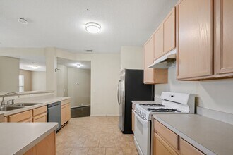 17538 S Summit Canyon Dr in Houston, TX - Building Photo - Building Photo