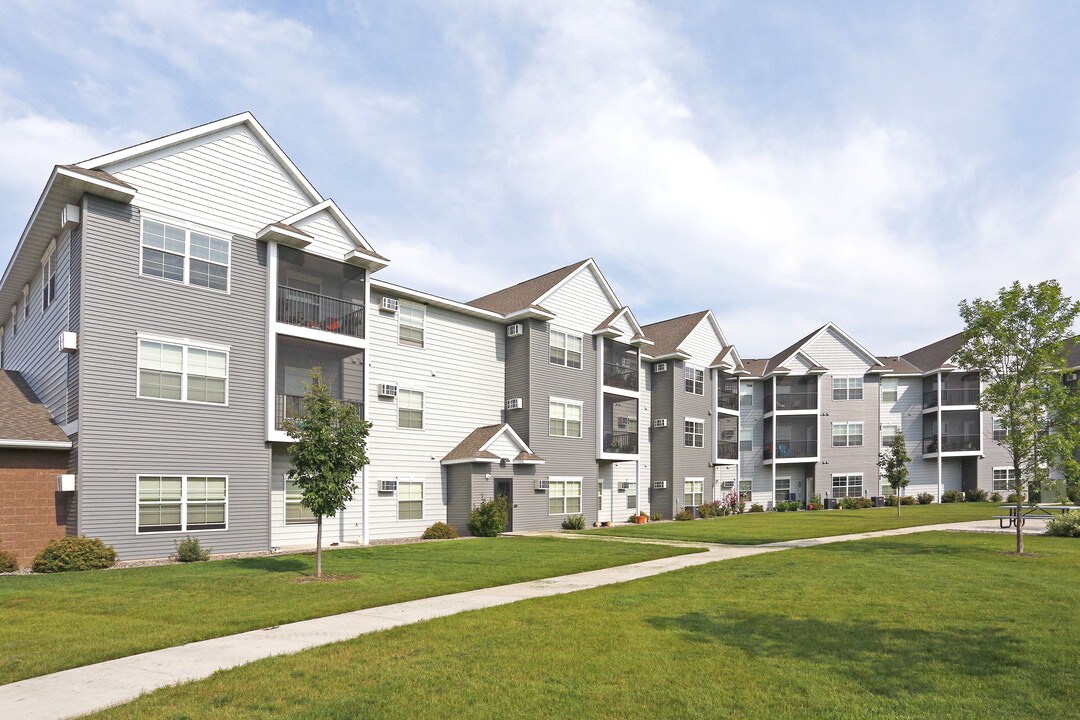 Cypress Court in St. Cloud, MN - Foto de edificio