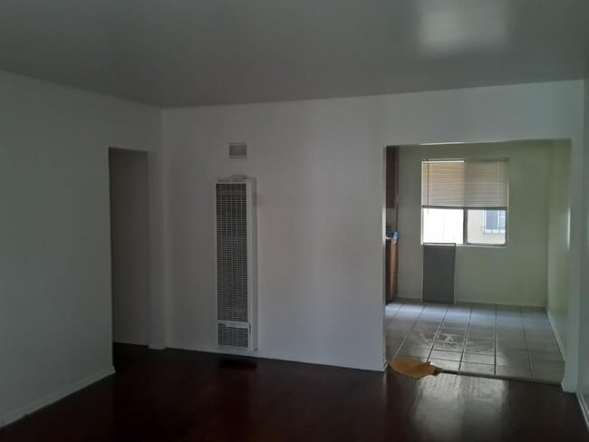 10227 England Ave, Unit #1 in Inglewood, CA - Foto de edificio - Building Photo