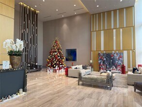 5300 Paseo Blvd in Doral, FL - Foto de edificio - Building Photo