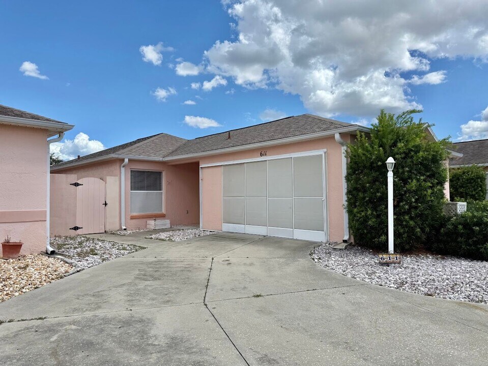 611 Nuevo Leon Ln in the Villages, FL - Building Photo