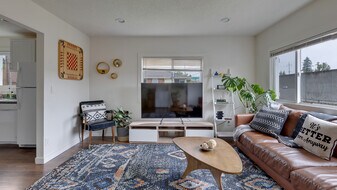 5506 NE Hoyt St in Portland, OR - Building Photo