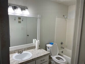 2750 Holly Hall St, Unit 613 in Houston, TX - Building Photo - Building Photo