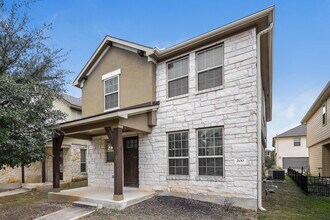 200 Diamond Point Dr in Dripping Springs, TX - Foto de edificio - Building Photo