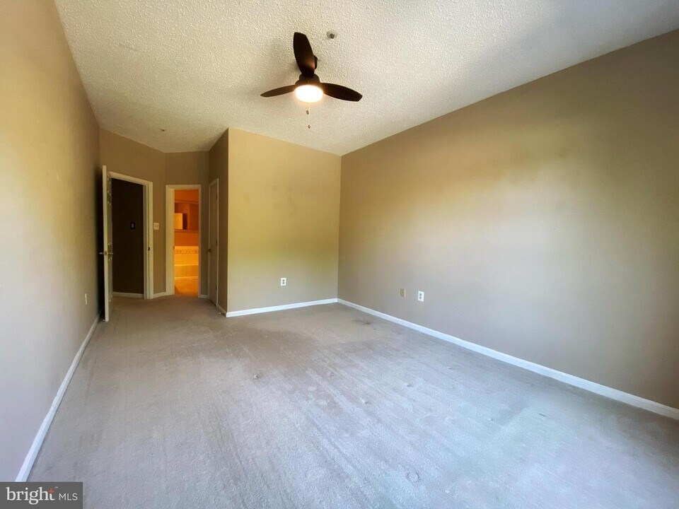273 S Pickett St-Unit -201 in Alexandria, VA - Foto de edificio
