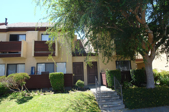 Owens Garden Apartments in Canoga Park, CA - Building Photo - Building Photo