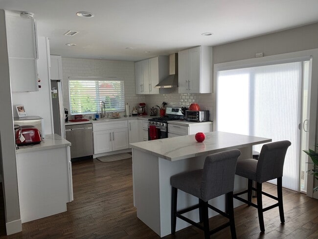 6690 Amberly St in San Diego, CA - Building Photo - Building Photo