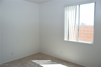 9454 Magnificent Ave in Las Vegas, NV - Foto de edificio - Building Photo