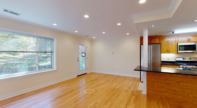 152 Independence Dr, Unit 210 in Chestnut Hill, MA - Foto de edificio - Building Photo
