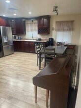 7843 McGroarty St in Sunland, CA - Foto de edificio - Building Photo