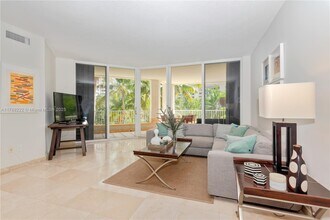 715 Crandon Blvd in Key Biscayne, FL - Building Photo - Building Photo