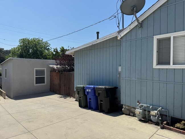 2137 Glenada Ave in Montrose, CA - Building Photo - Building Photo