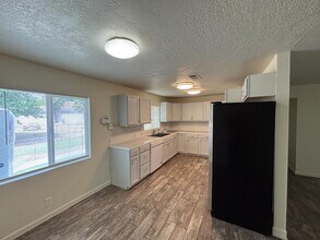 7421 N Maple Ave in Fresno, CA - Building Photo - Building Photo